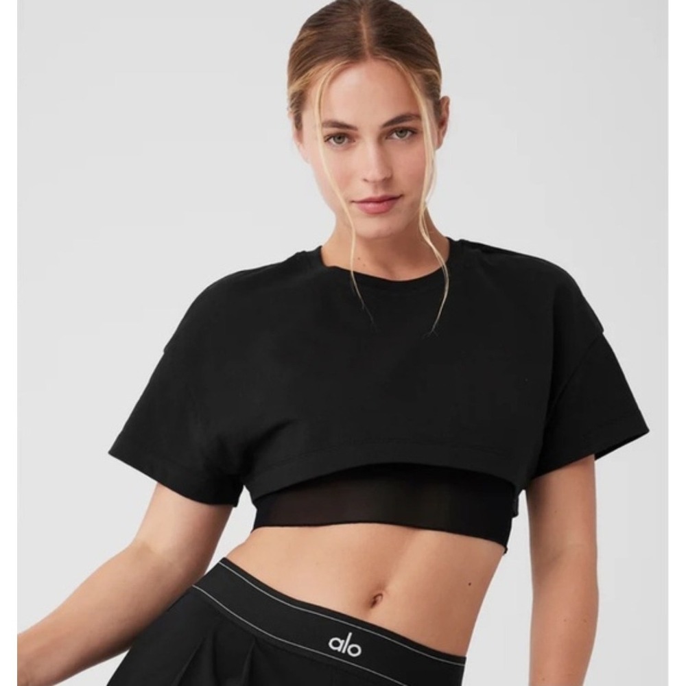 Alo. Size Small estimated. See photos for sizing. Tag not on shirt.